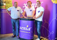 Pieter van Rijn, Bernd Feenstra en Raymond van Ojen van Xenia Europe. Voor deze gelegenheid trok Pieter even de Xenia klompen aan. Op de voorgrond de Xenia sapjes.